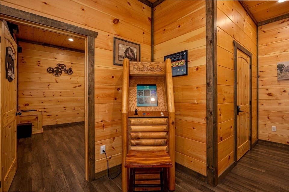 5 Br Sleeps 16 Hot Tub Game Room Movie Room House in Gatlinburg