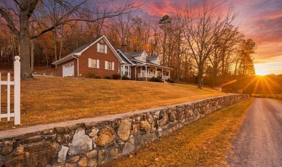 Property building, Day, Neighbourhood, Natural landscape, Sunrise, Sunset