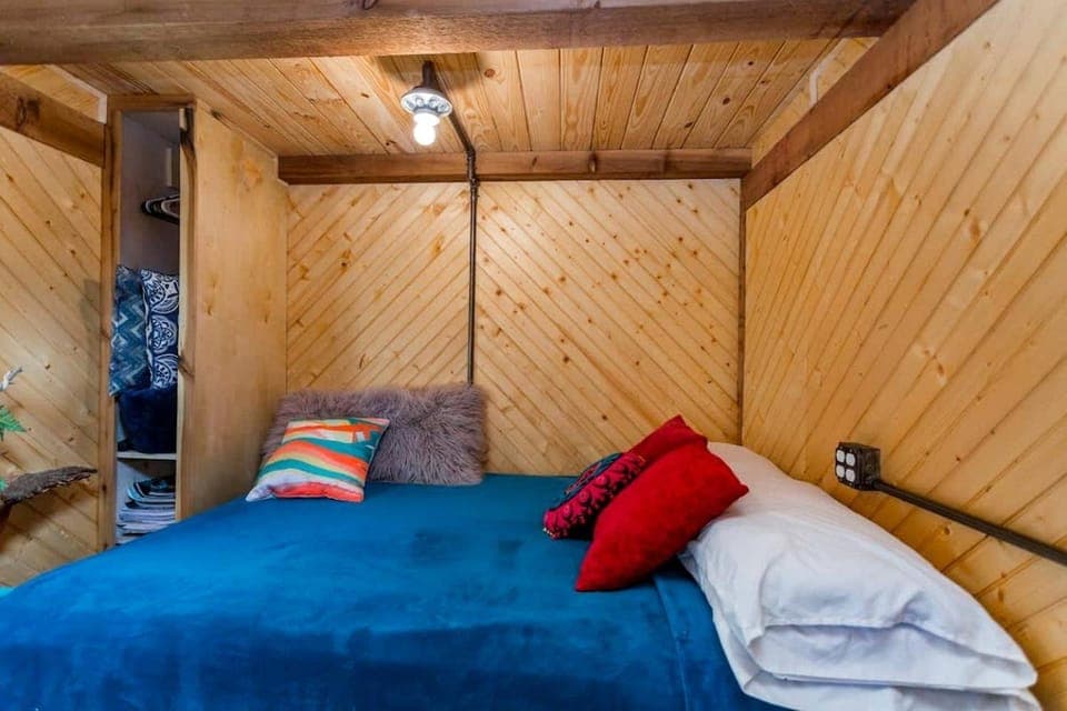 Hillbilly Chic Tiny House Near Nashville with WiFi, Kitchenette, Fire Pit & Trails House in Old Hickory Lake