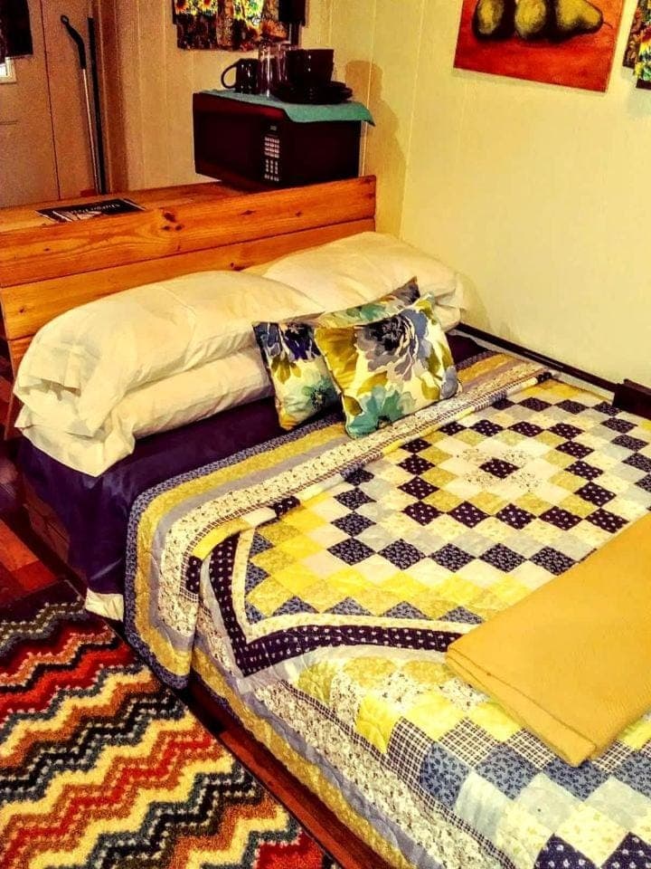 Cozy Wood Shed Tiny House Near Old Hickory Lake w/ Full Kitchen, Fire Pit & Breakfast House in Old Hickory Lake