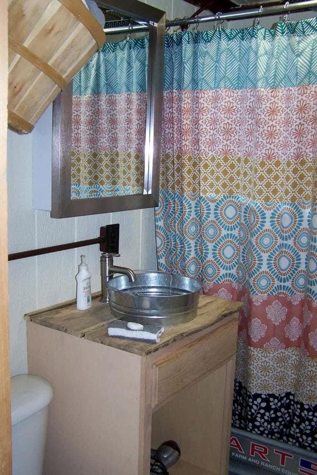 Cozy Tiny House in Tennessee Forest with Loft Beds & Country Breakfast House in Old Hickory Lake