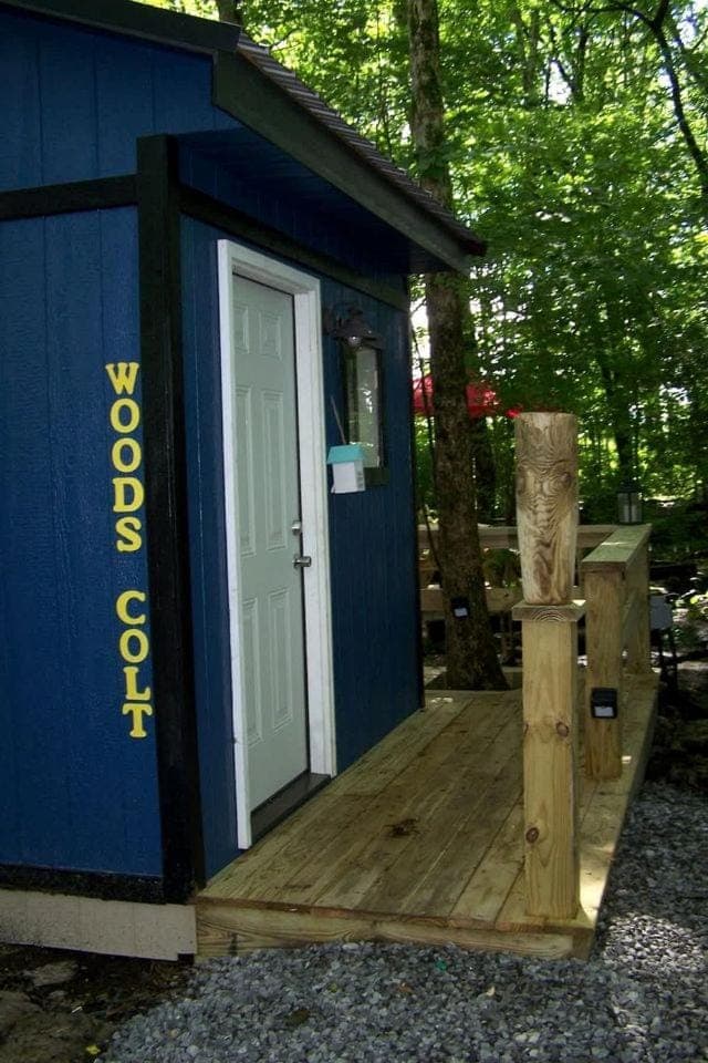 Cozy Tiny House in Tennessee Forest with Loft Beds & Country Breakfast House in Old Hickory Lake