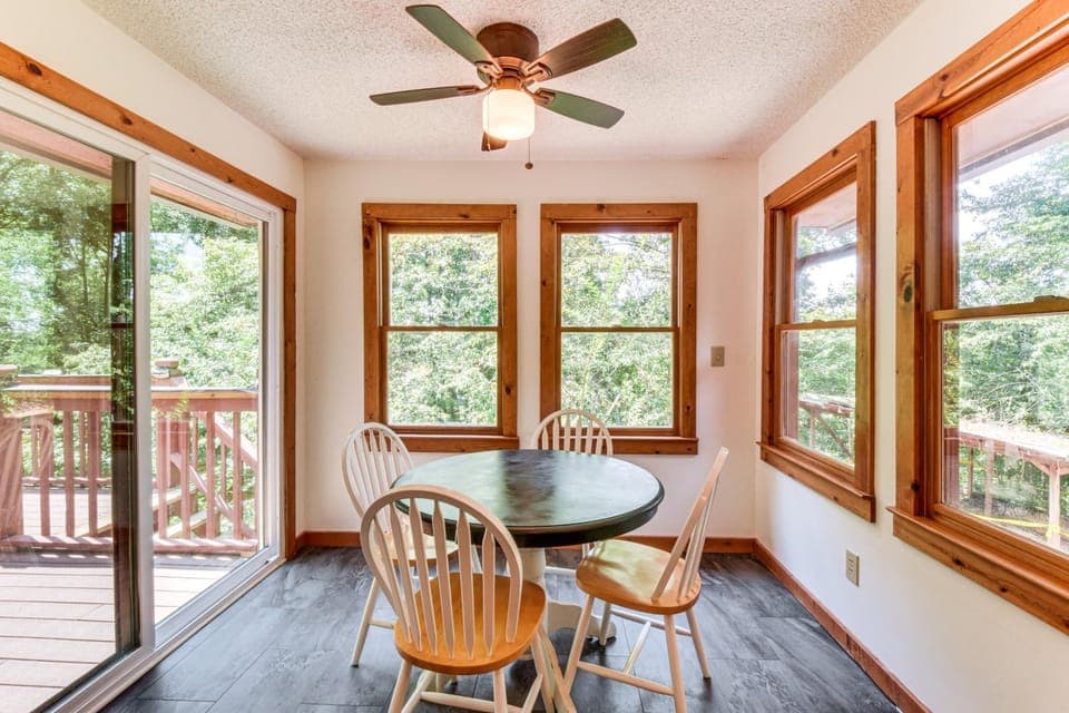 Woodsy Hideaway: 8 Mi to Henderson Falls Park! House in Lake Hartwell