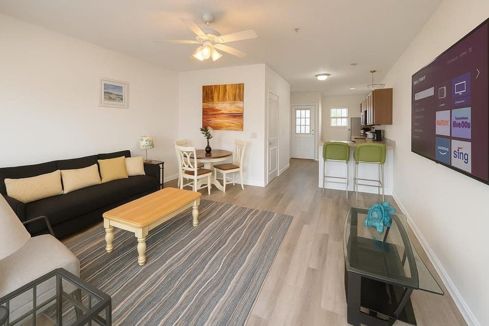 Cheerful 3-br cottage with pool, 2 blocks to beach, free parking House in Myrtle Beach