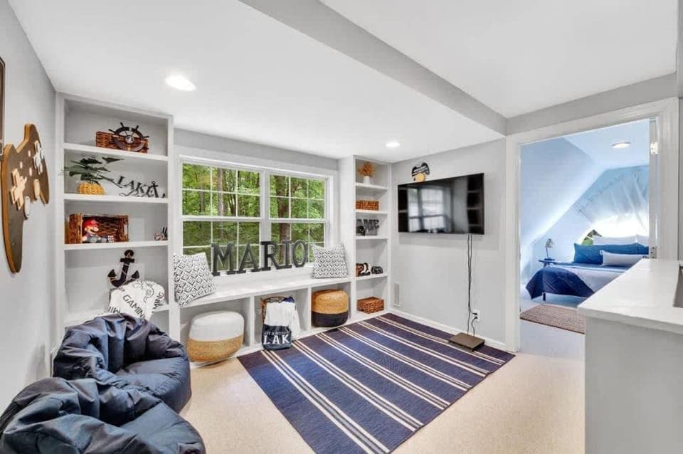 Lake Norman Villa Sleeps 15 Hot Tub Game Room House in Mooresville
