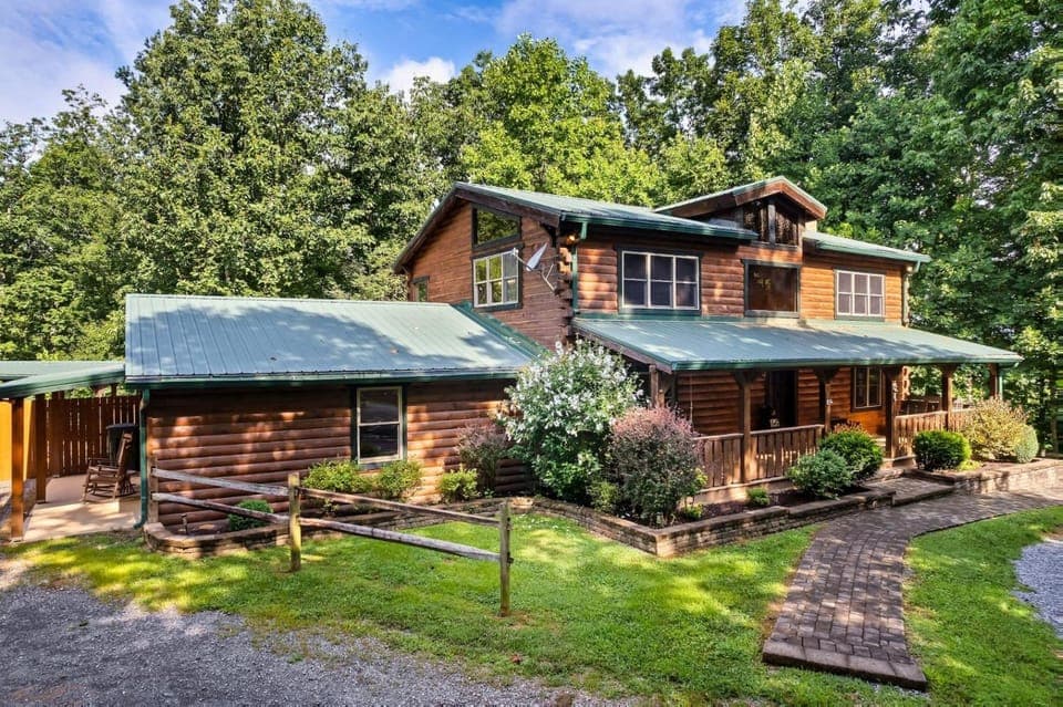 Eagles Perch Pool Cabin Cabin in Sevier County