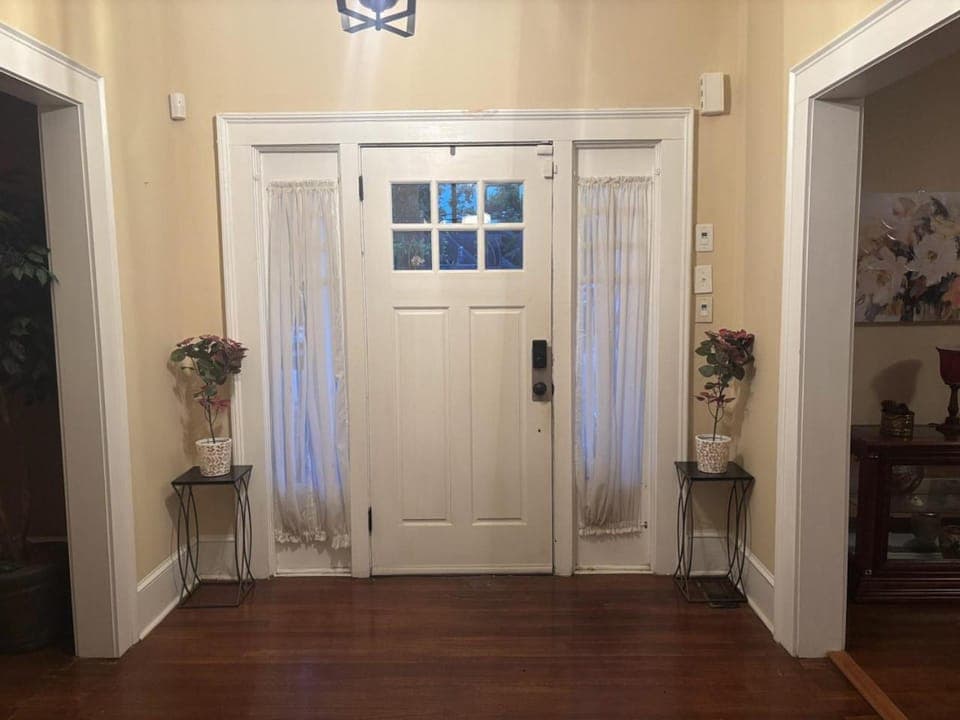 4BR Spartanburg Getaway Porch Full Kitchen House in Spartanburg