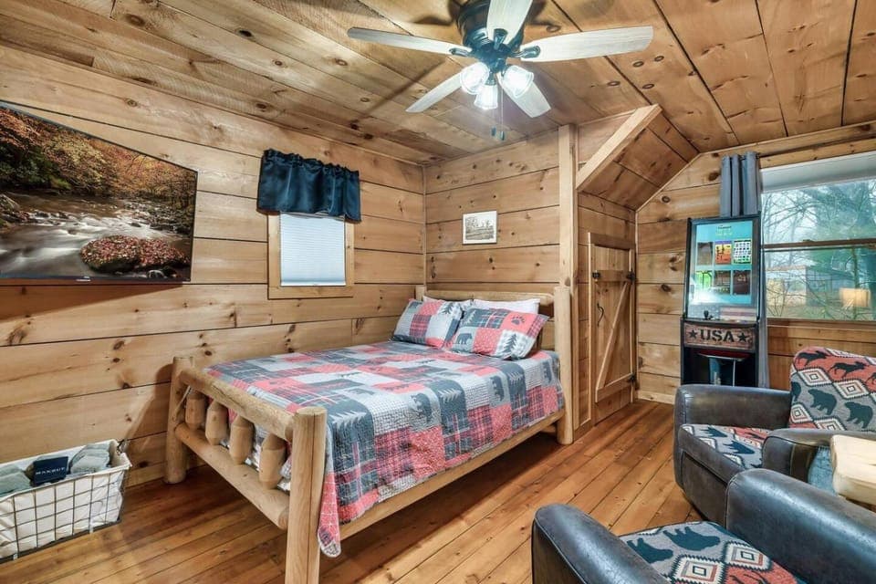 Private Log Cabin Hot Tub, Arcade & Fire Pit Cabin in Sevier County