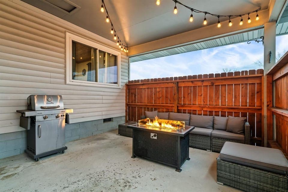 Walk to Parkway Dog Friendly, Fenced Yard, Arcade House in Pigeon Forge