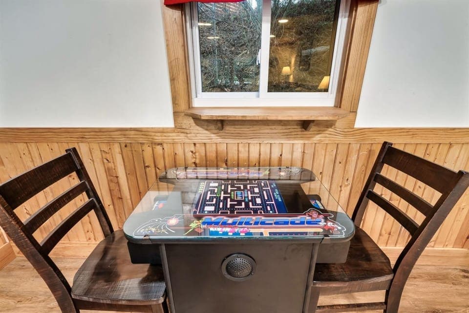Walk to Parkway Dog Friendly, Fenced Yard, Arcade House in Pigeon Forge