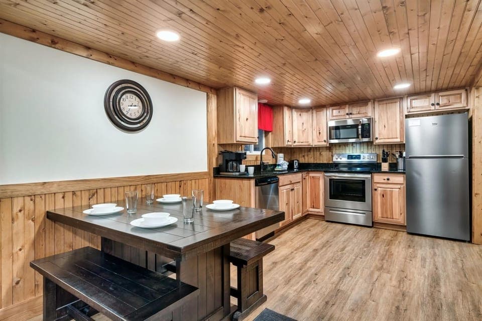 Walk to Parkway Dog Friendly, Fenced Yard, Arcade House in Pigeon Forge