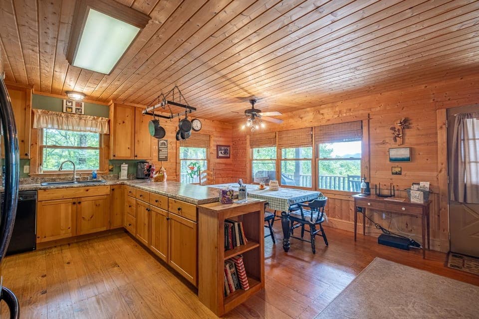 Kitchen or kitchenette, Dining area