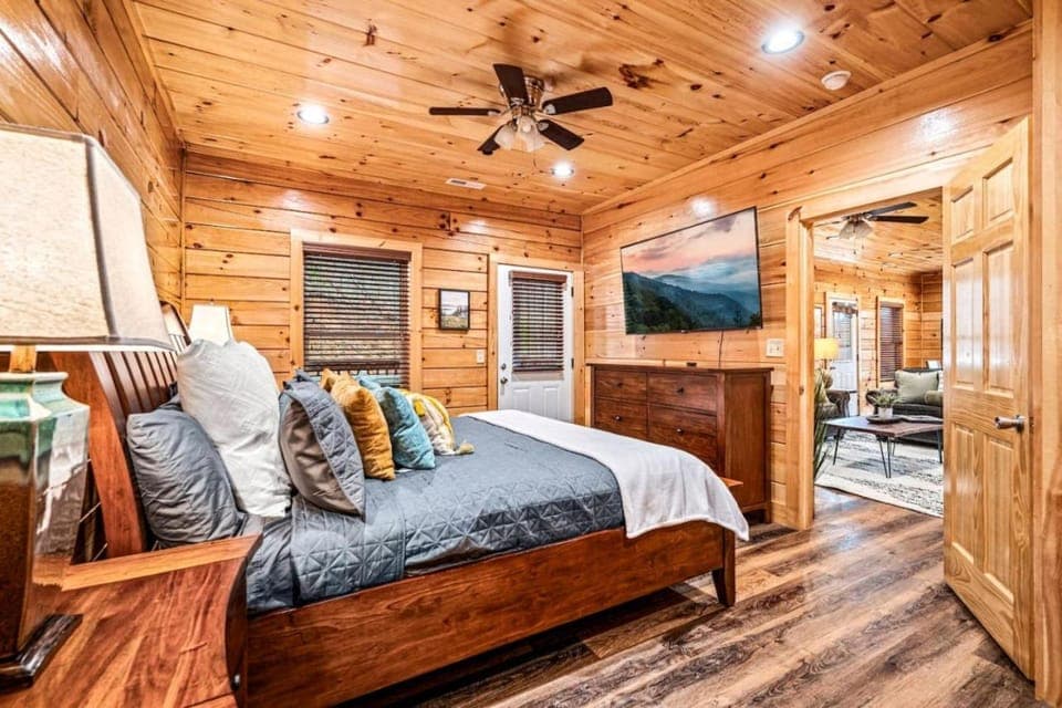 Prime Pigeon Forge location with 2 Hot Tubs, Arcade, 3 Decks and Pool Table House in Pigeon Forge