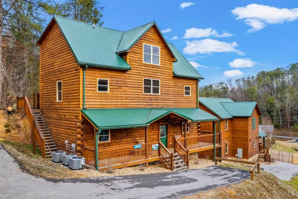 Prime Pigeon Forge location with 2 Hot Tubs, Arcade, 3 Decks and Pool Table House in Pigeon Forge