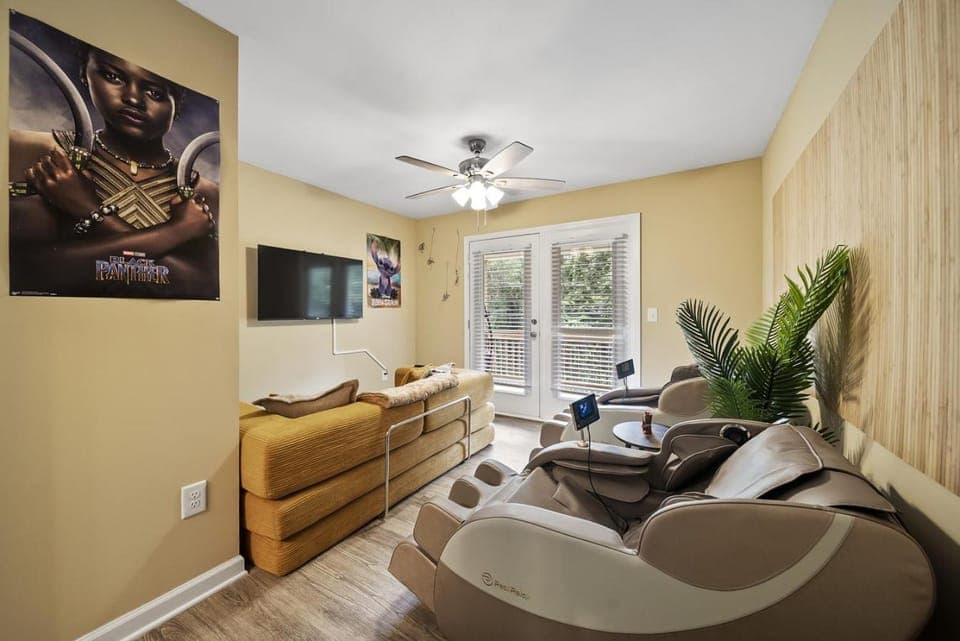 Communal lounge/ TV room, Massage, TV and multimedia, Seating area, Evening entertainment