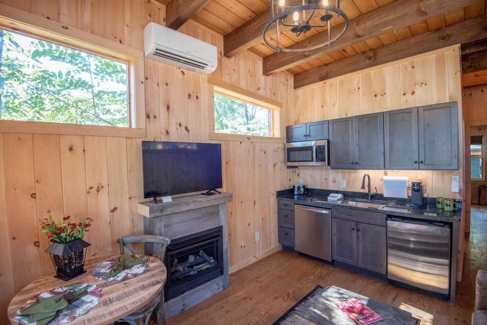 1 Mile to Downtown West Jefferson Camping Cabin #2 Cabin in West Jefferson
