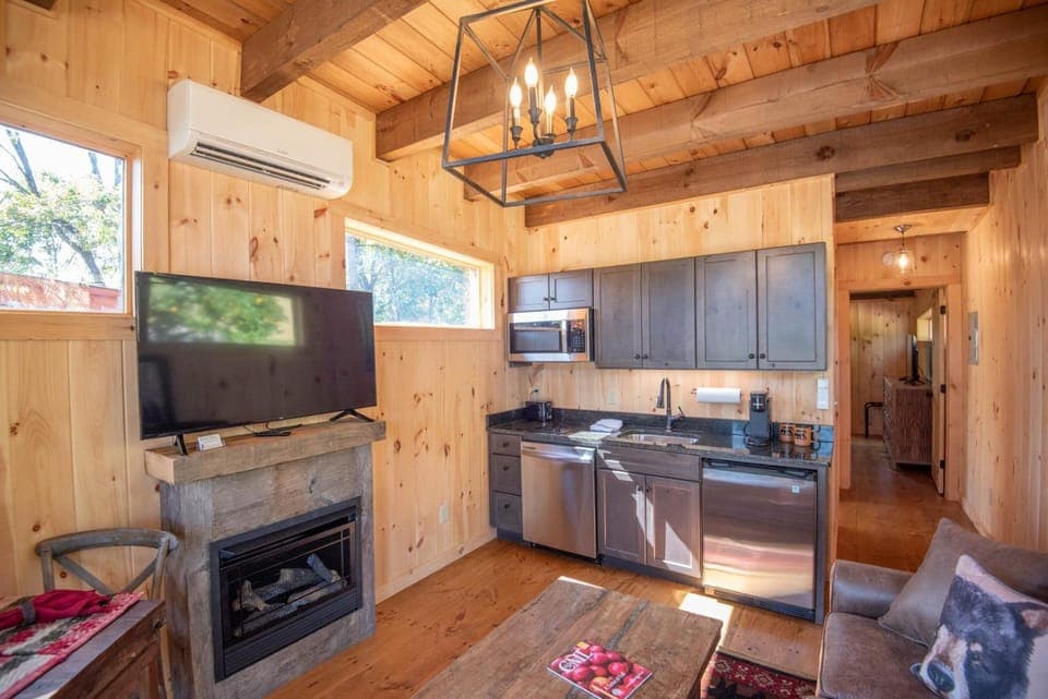 1 Mile to Downtown West Jefferson Camping Cabin #4 Cabin in West Jefferson