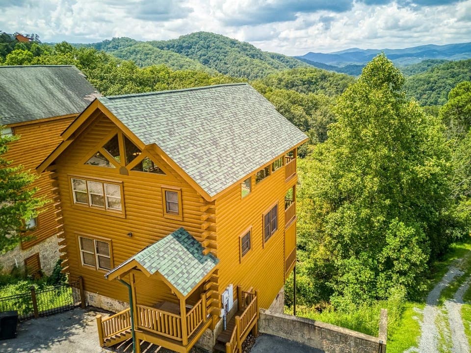 Property building, Day, Neighbourhood, Natural landscape, Bird's eye view, Summer, View (from property/room), View (from property/room), Decorative detail, Decorative detail, Pets, Pets, Pets, Mountain view, Mountain view, pet friendly, pet friendly