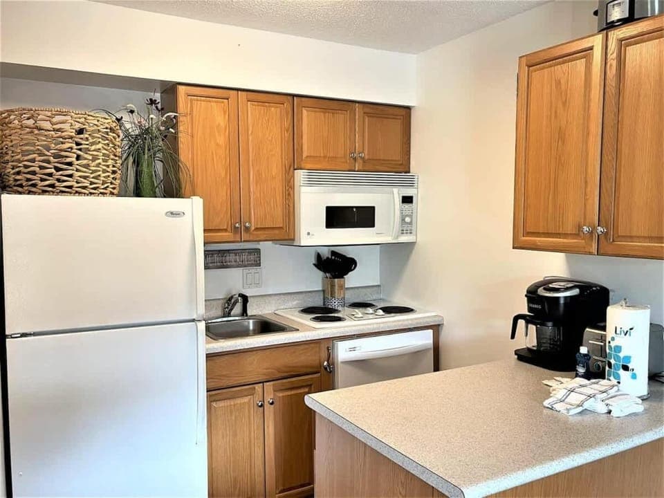 Breakers 221 - Walk to Beach, Shops and Dining House in Coligny Beach