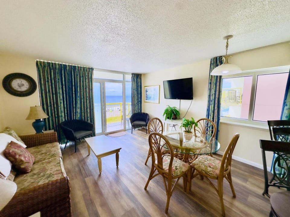 Communal lounge/ TV room, TV and multimedia, Living room, Seating area, Dining area