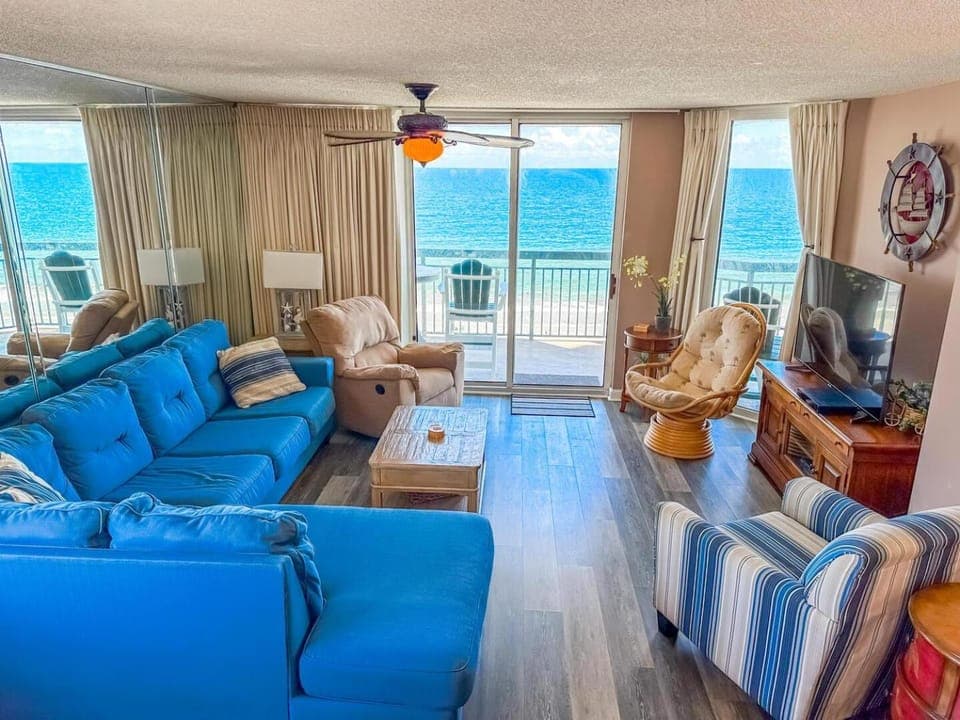 Communal lounge/ TV room, TV and multimedia, Living room, Seating area, Sea view
