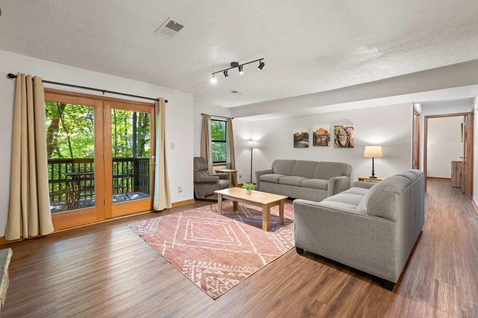 Dollywood Retreat Stylish Townhouse with Pool House in Pigeon Forge