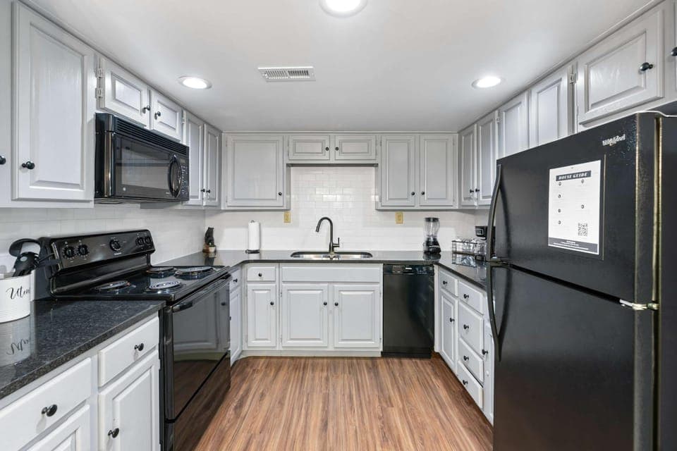Dollywood Retreat Stylish Townhouse with Pool House in Pigeon Forge