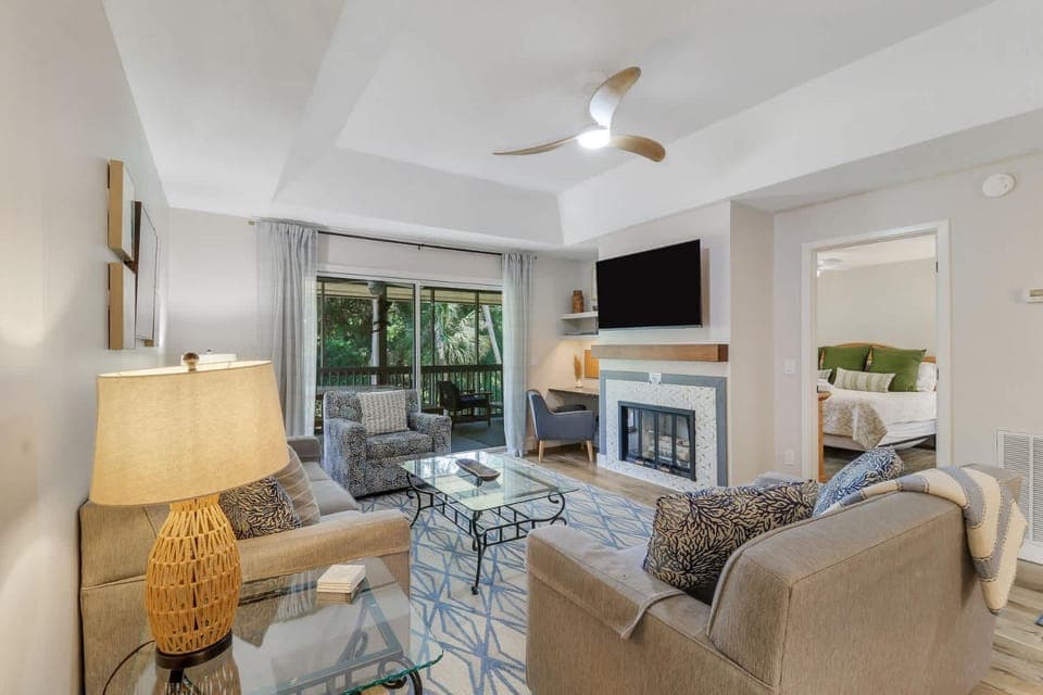 Serene Lagoon Retreat Screened Porch & Deck House in Hilton Head Island