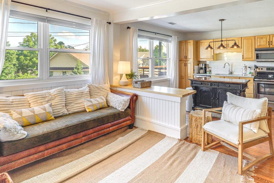 Walk to Shops, Eats & Trails: Blowing Rock Escape! House in Blowing Rock