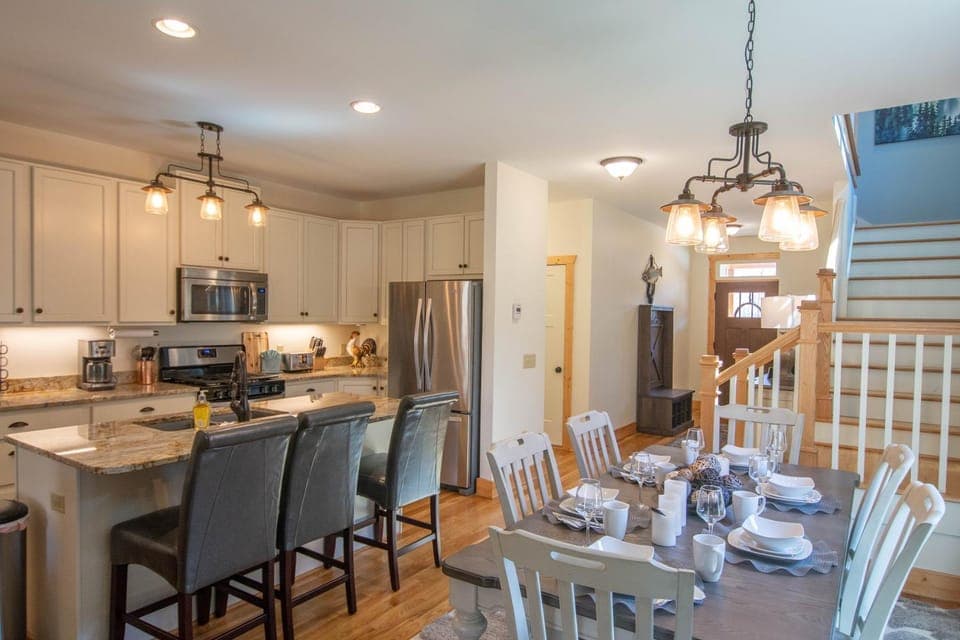 Downtown West Jefferson Home - Fireplace - Sleeps 8 House in West Jefferson