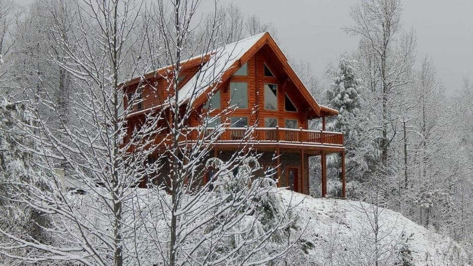 Spacious Luxury Log Cabin with Mountain Views, Hot Tub & Game Room near Gatlinburg & Pigeon Forge, Tennessee Cabin in Pittman Center