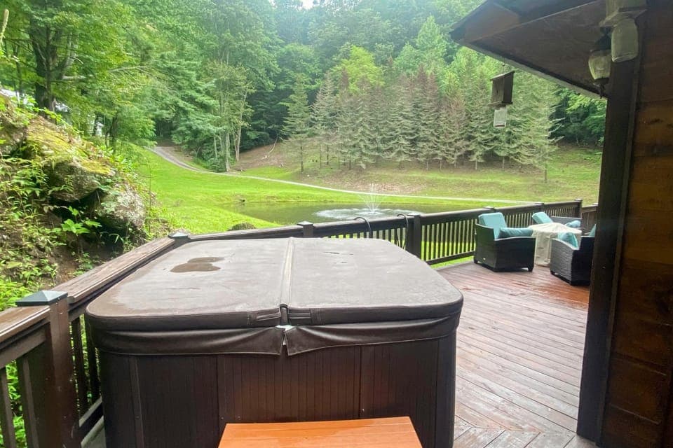 Peak and Pond Retreat House in Sky Valley