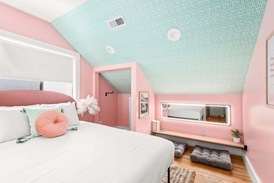 Bed, Photo of the whole room, Seating area, Bedroom