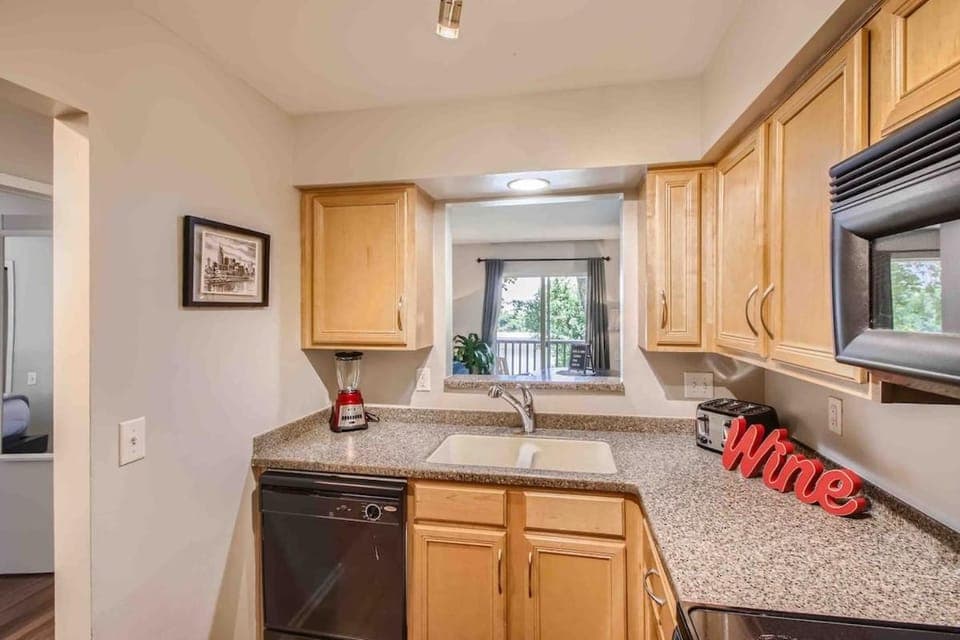 Uncork and Unwind FREE Parking POOL Walk to Broadway! Apartment in East Nashville