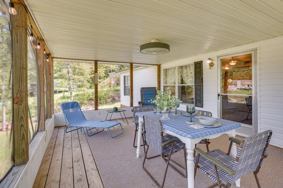 Lake Sinclair Escape: Screened Porch, Modern Style House in Lake Sinclair