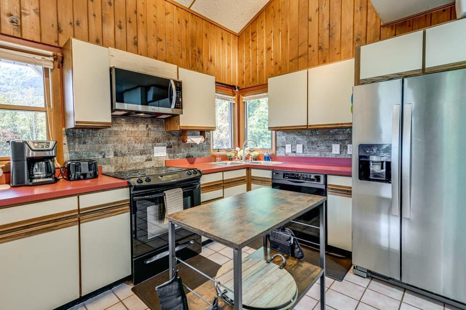 Ski, Hike & Fish: Mtn-View Maggie Valley Retreat House in Maggie Valley
