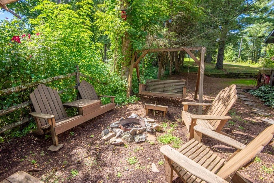 New River Access, Sleeps 9, Fire Pit, Dogs Welcome House in Watauga