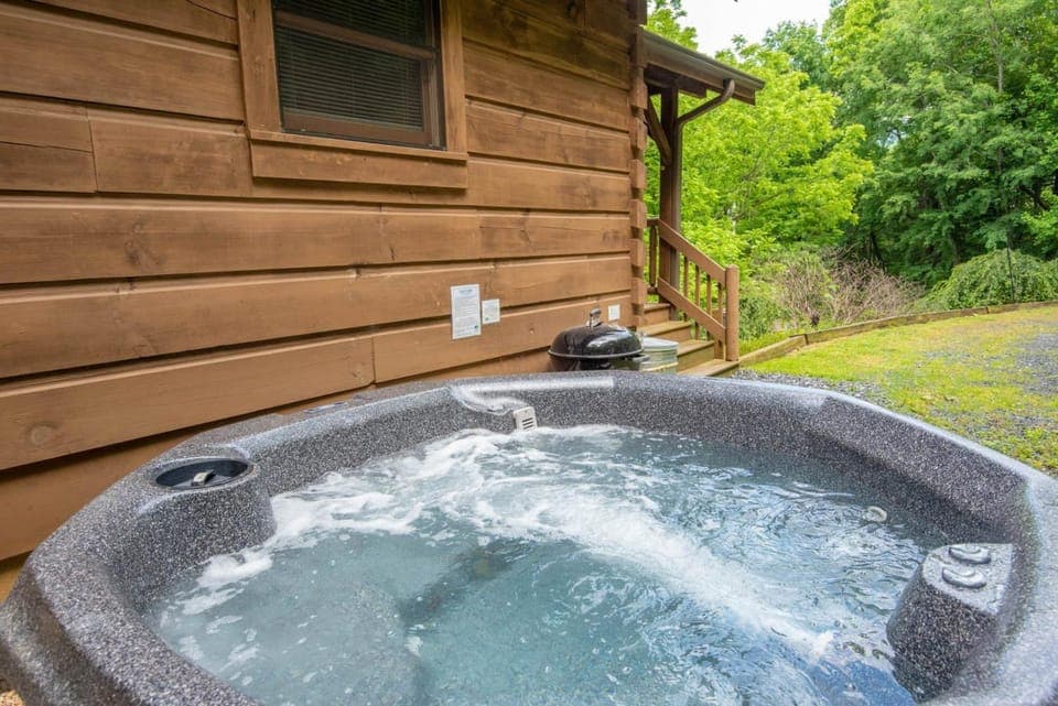 Updated Cabin Mins from Downtown West Jefferson- Hot Tub, Porches, Dogs OK Cabin in West Jefferson