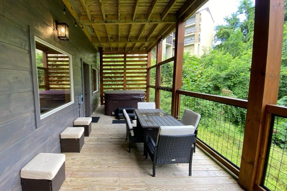 The Sundrop - Pool Table, Arcade Games, Outdoor Hot Tub, + Resort Access House in Gatlinburg