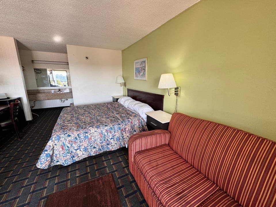 Bed, Seating area, Bedroom