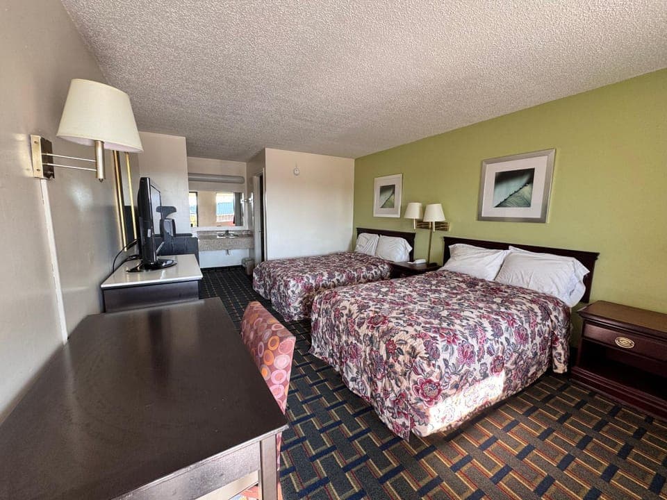 Bed, TV and multimedia, Photo of the whole room, Bedroom