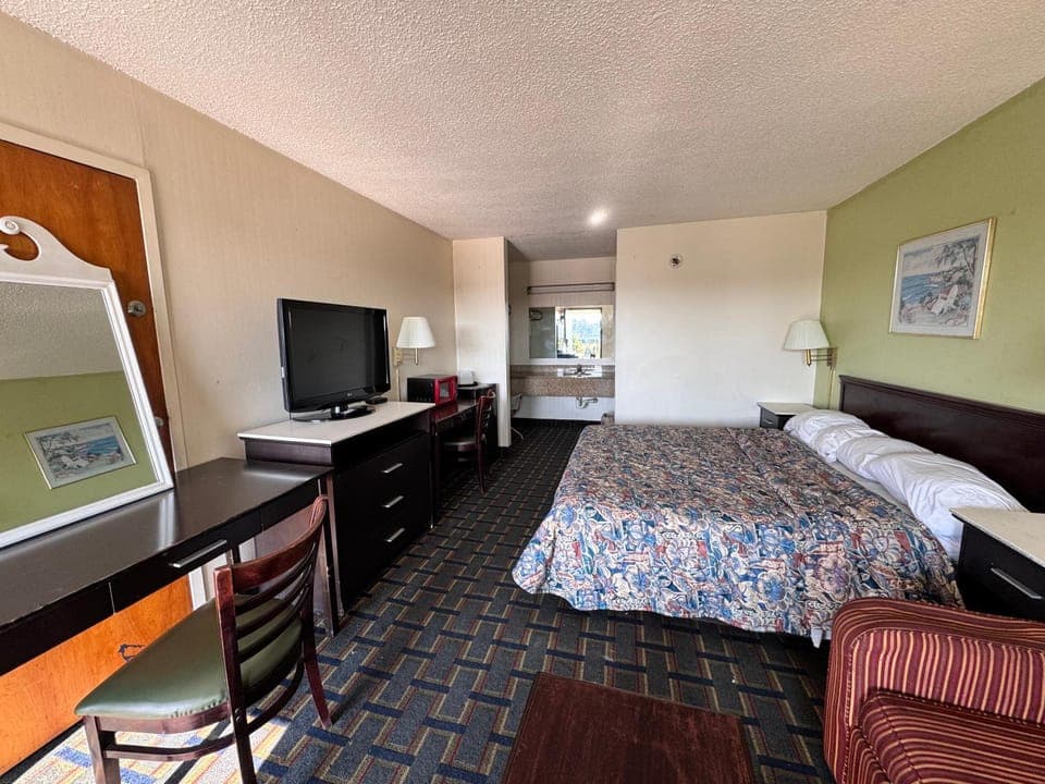 TV and multimedia, Photo of the whole room, Bedroom