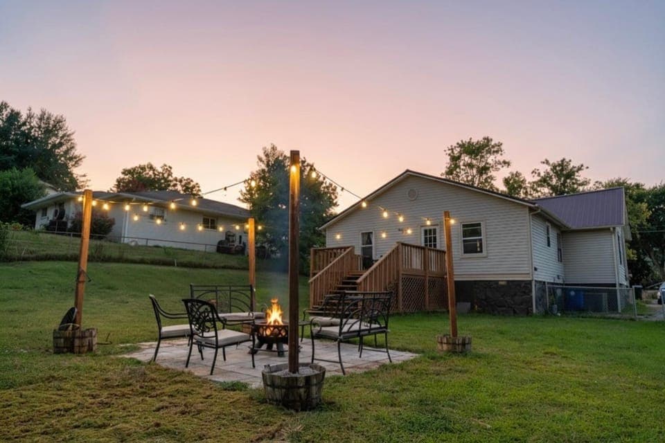 Property building, Patio, Spring, Day, Natural landscape, BBQ facilities, Garden, Garden view, Sunrise, Sunset
