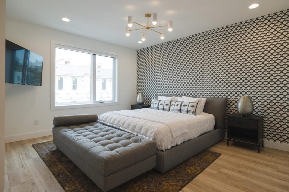 Bed, TV and multimedia, Bedroom