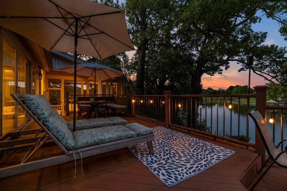 Patio, View (from property/room), Balcony/Terrace, Seating area, Dining area, Lake view, Sunset