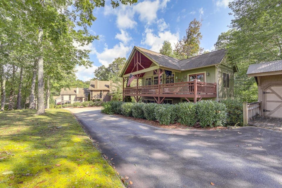 Scenic Mtn & Fairway Views: Cozy Cashiers Getaway House in Lake Glenville