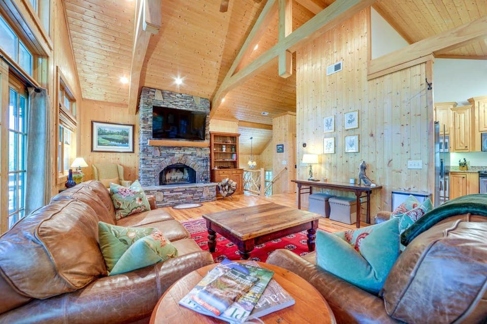 Scenic Mtn & Fairway Views: Cozy Cashiers Getaway House in Lake Glenville