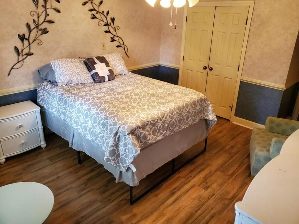 Central located large home on quiet wooded street Apartment in Lumberton