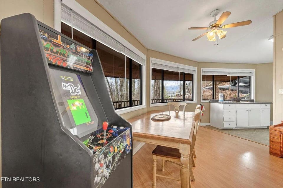Hideaway Chalet - Hot Tub in the Treetops, Arcade Games, + Close to Ober Mountain! House in Gatlinburg