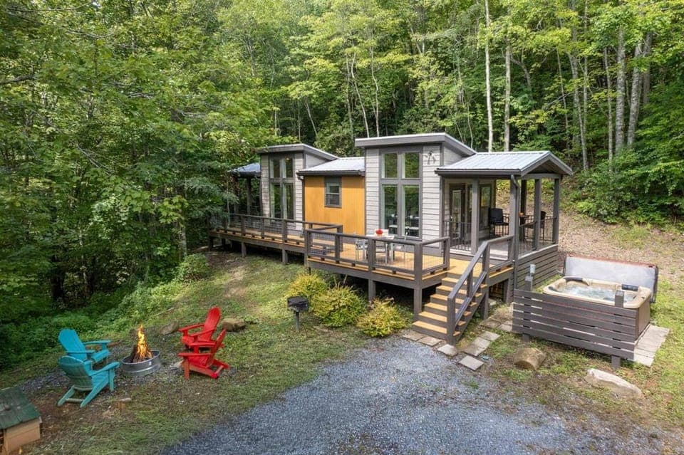 Day, Natural landscape, Hot Tub, Garden view, Parking